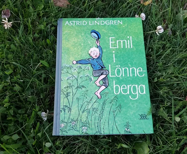 Emil i Lönneberga gör hyss på gården Katthult