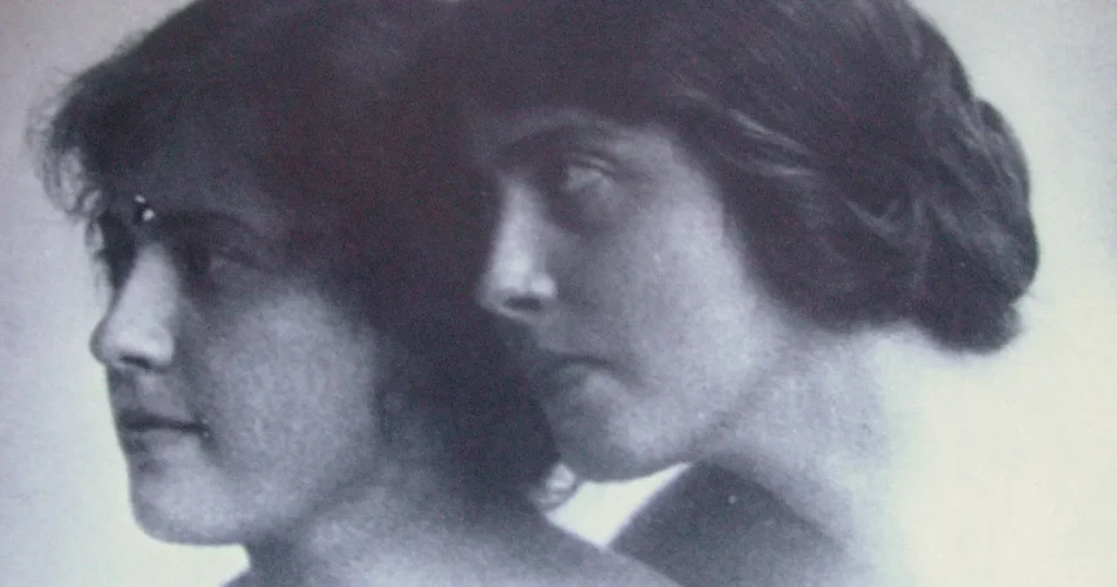 Svartvit profilbild av en kvinna med kortklippt mörkblont hår från 1930-talet, fotograferad från sidan.