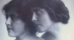 Svartvit profilbild av en kvinna med kortklippt mörkblont hår från 1930-talet, fotograferad från sidan.