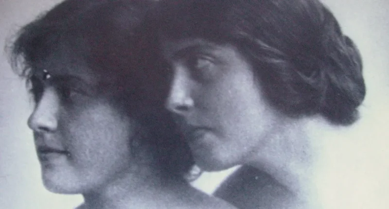 Svartvit profilbild av en kvinna med kortklippt mörkblont hår från 1930-talet, fotograferad från sidan.